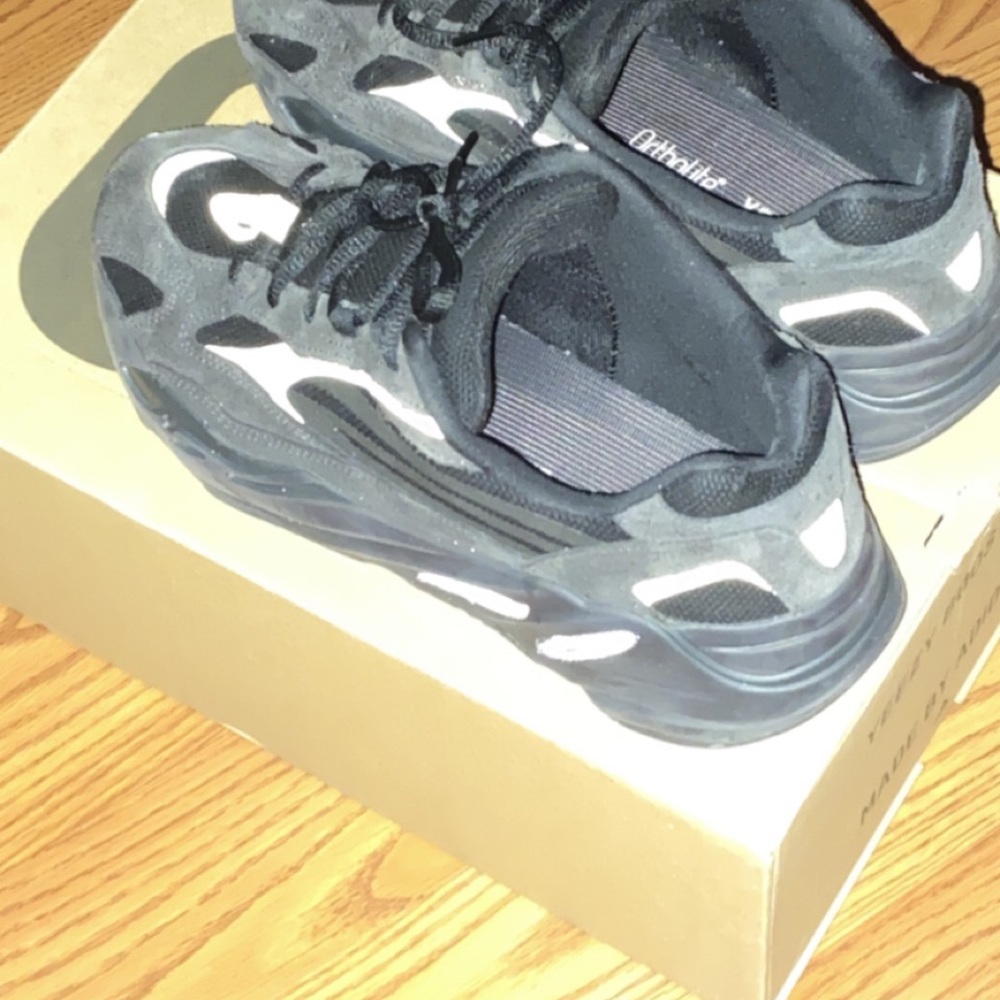 Yeezy 700 men size 10